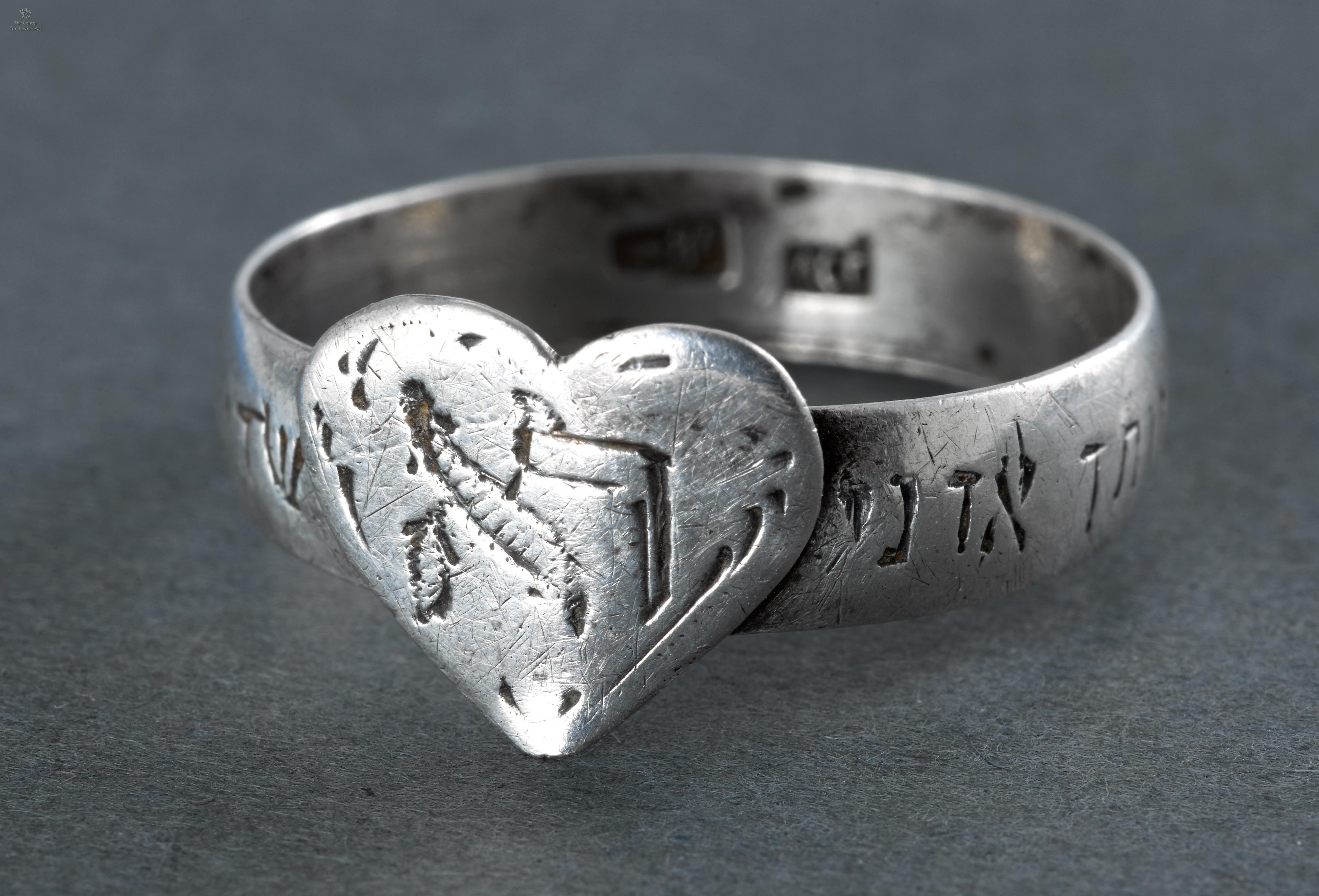 Amulet ring with the hebrew letters reysh-aleph on the center 